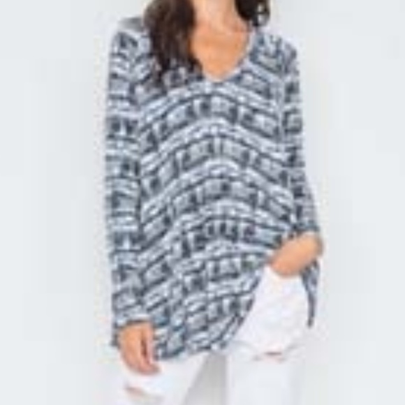 ♦️SOLD OUT♦️- NWT Navy Mix Dye V-neck - Picture 2 of 3